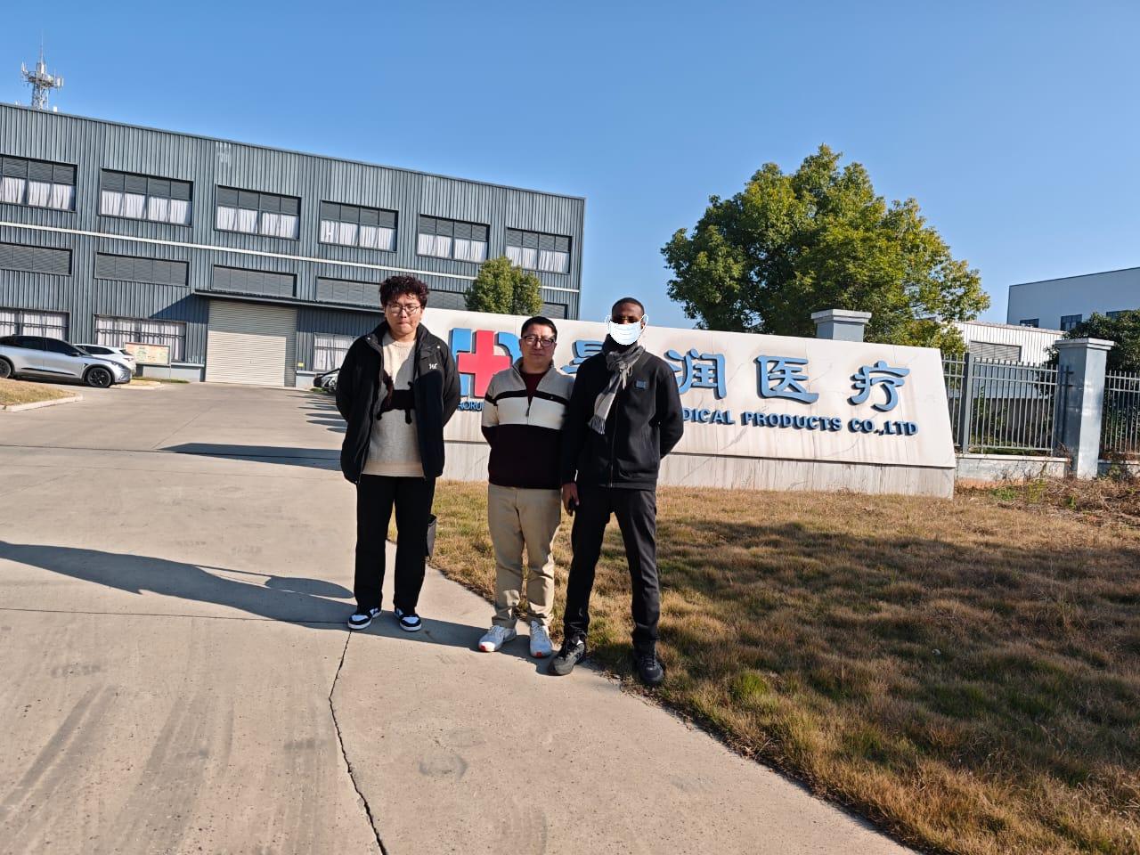 ລູກຄ້າອາຟຣິກາຢ້ຽມຢາມໂຮງງານຂອງພວກເຮົາໃນວັນທີ 15 ທັນວາ 2025: ສົ່ງເສີມທ່າແຮງການຮ່ວມມືໃນຄວາມເລິກລັບ